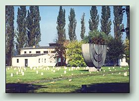 Krematorium a idovsk hbitov s menorou